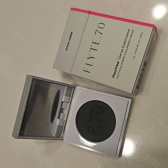 Flyte.70 Makeup 7 Piece Bundle Plus Zip Case. - Picture 7 of 10